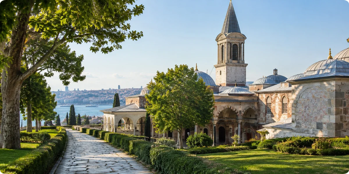 Topkapi Palace benefits from comfortable outdoor temperatures because parts of the complex involve walking between buildings and viewpoints.